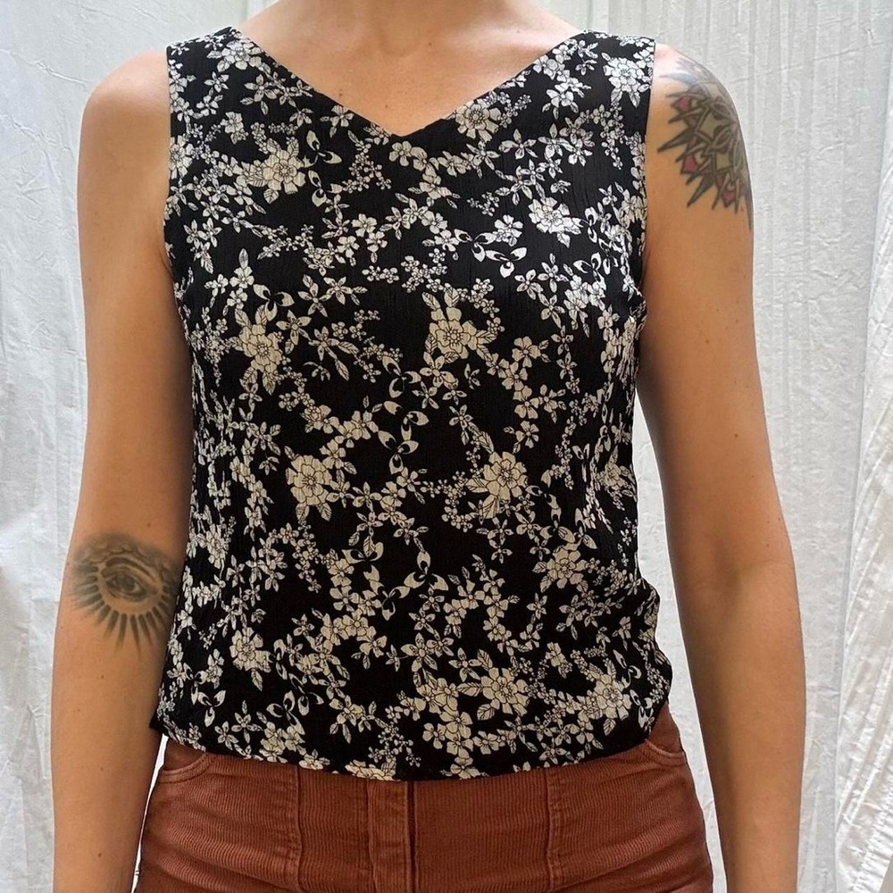 Black and white floral micro-ruched V-Neck Sleeveless Top‎ Vintage 90s